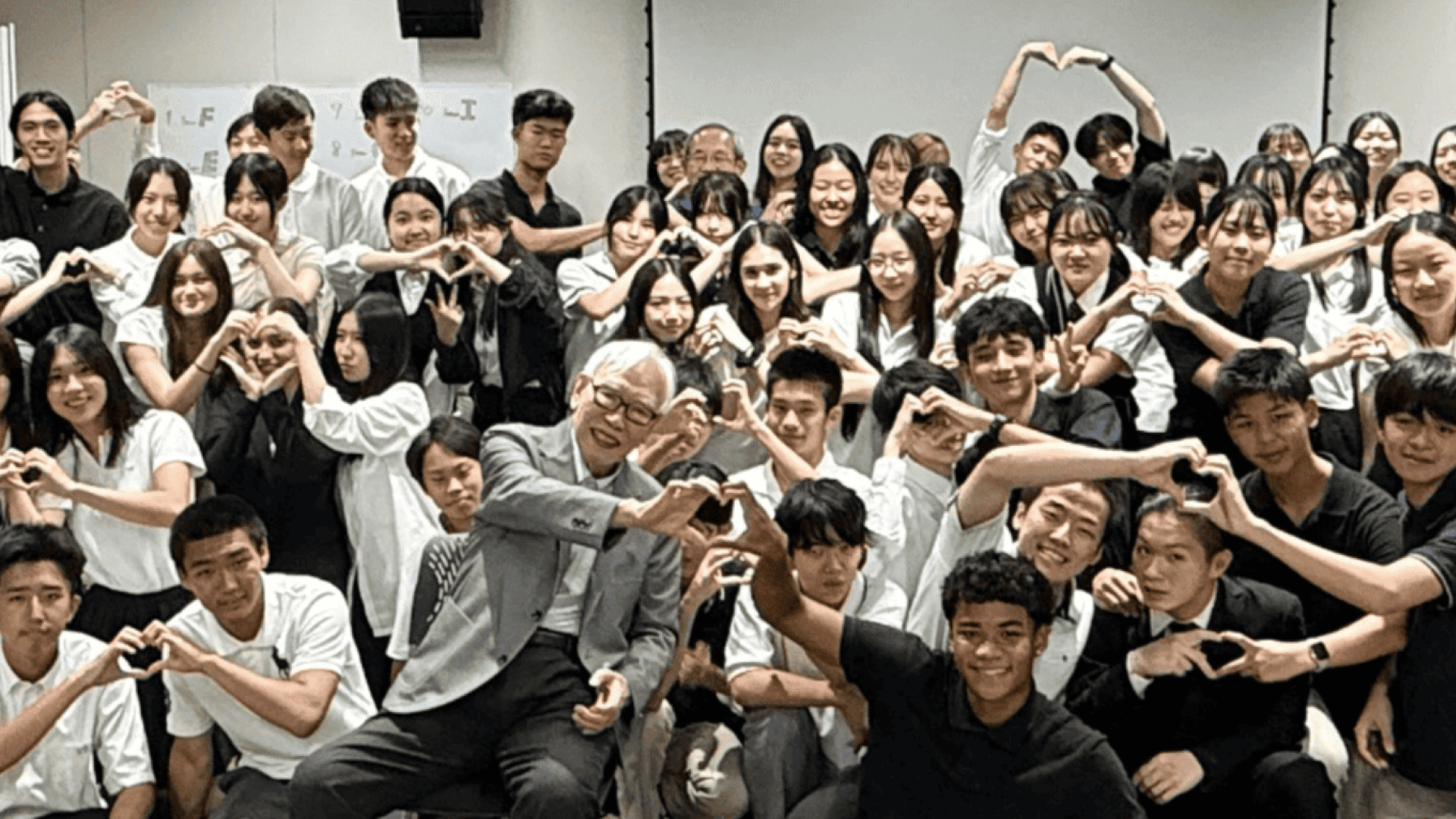 【中学3年生〜高校生対象】英語と日本語で起業を学んでチームで最終日のコンテストに挑む！ 3泊4日サマースクール！